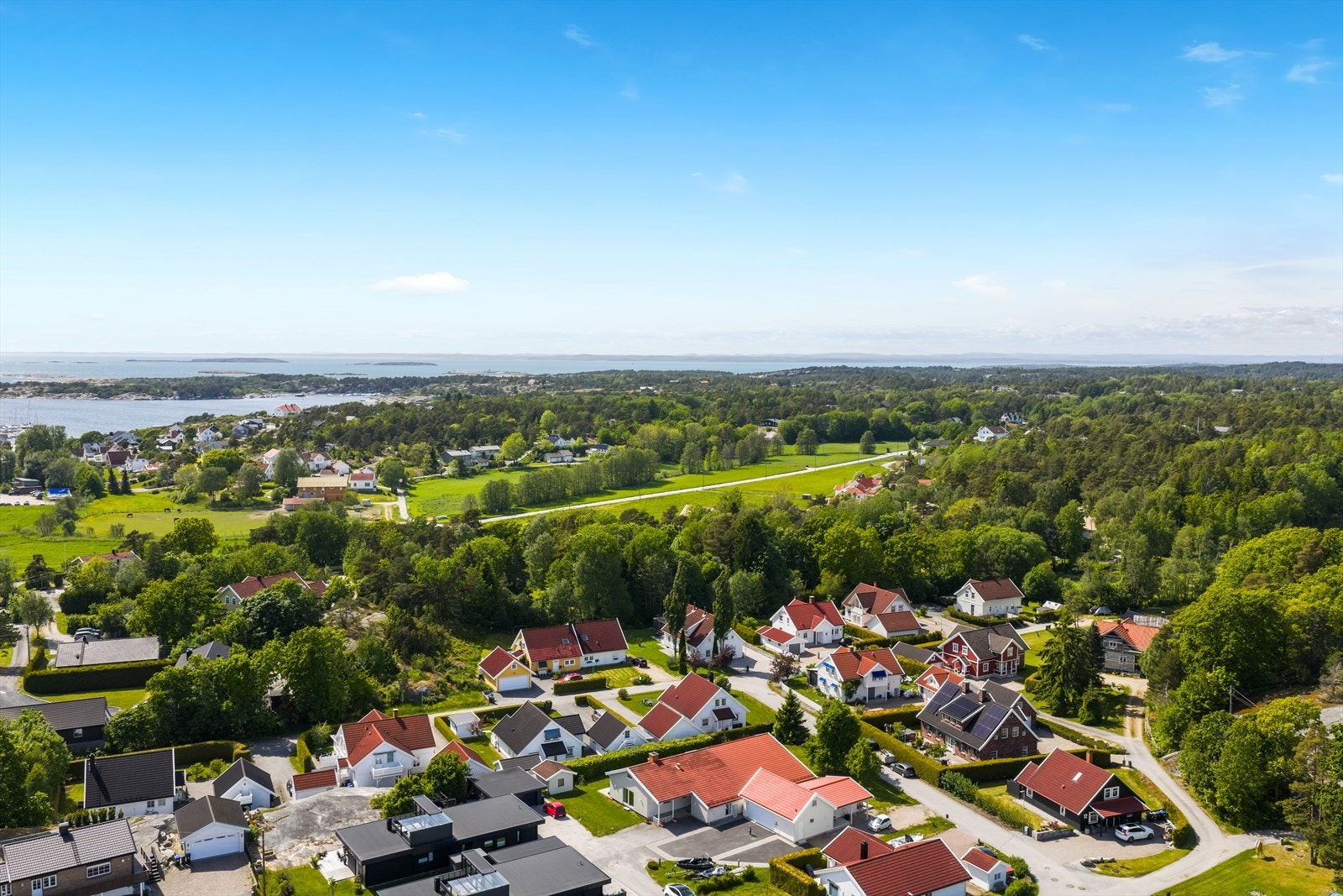 Eiendommen er beliggende i et etablert og populært boligområde på Slevik Platå med gangavstand til Slevik skole. Galleribilde