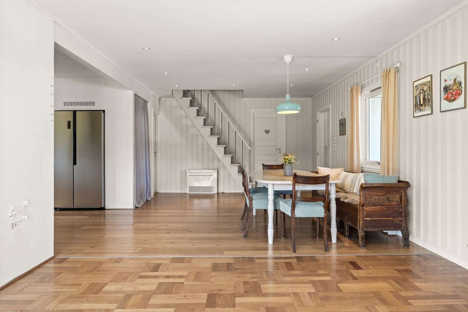 I tilknytting til kjøkken og stuen er det plass til spisebord hvor man nyte de daglige måltidene. Galleribilde