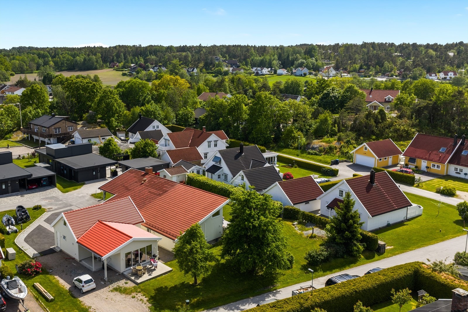 Her får du en meget fin opparbeidet og lettstelt tomt med sol fra morgen til kveld. Galleribilde