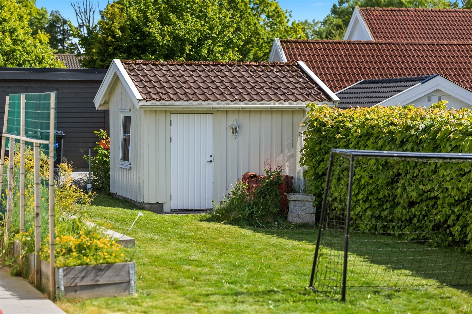 Boligen har en pen hage med god plass til lek og morro. Galleribilde