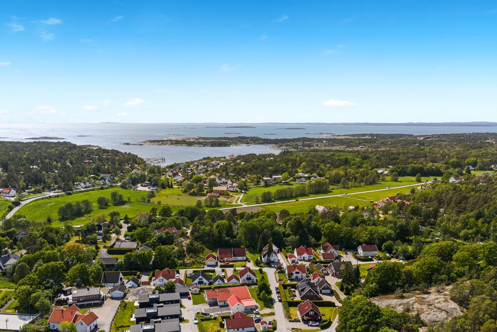 Fra boligen er det fint turterreng og kort vei sjøen. Det er et yrende båtliv med flere marinaer i nærområdet, hvor Slevik brygge er nærmeste marinaanlegg og badeplass. Galleribilde
