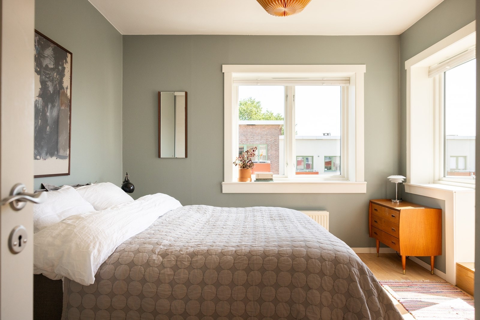 Soverommet er av god størrelse med plass til dobbeltseng, nattbord og tilhørende møbler. Galleribilde