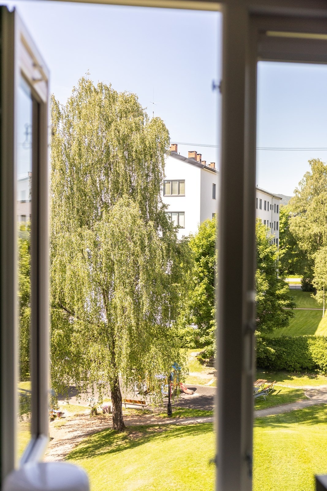 Stuen vender mot en frodig og usjenert bakgård. Galleribilde