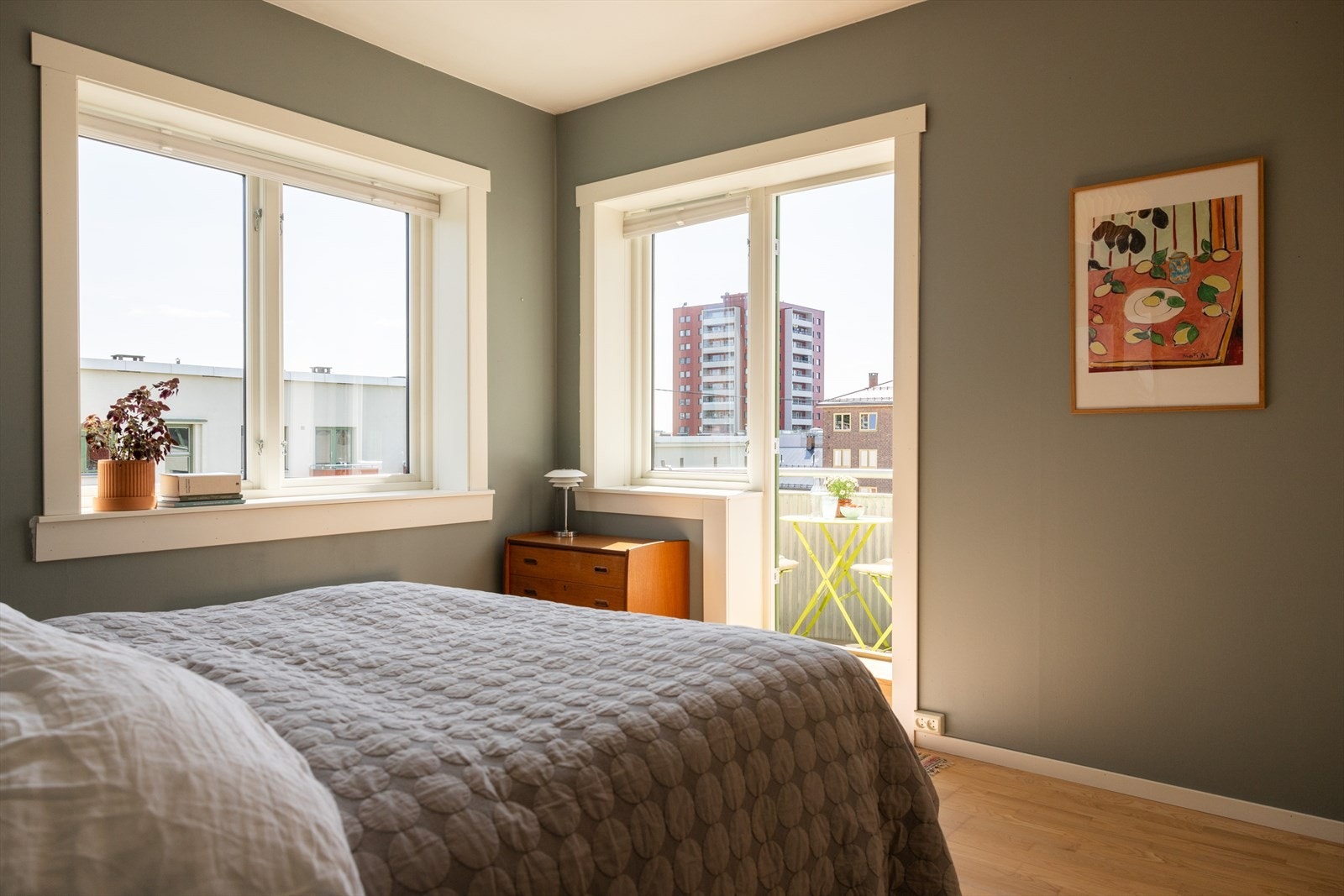 Den duse fargetonen og de store vindusflatene gir rommet en lun følelse. Videre er det utgang til en herlig balkong! Galleribilde