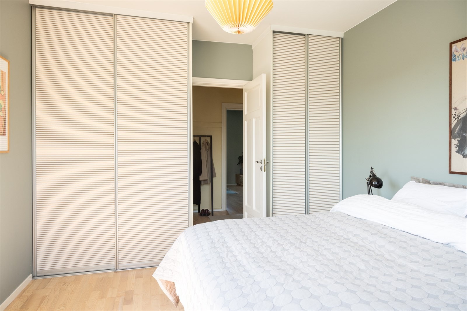 Det er gode oppbevaringsmuligheter i garderobeskapet. Galleribilde