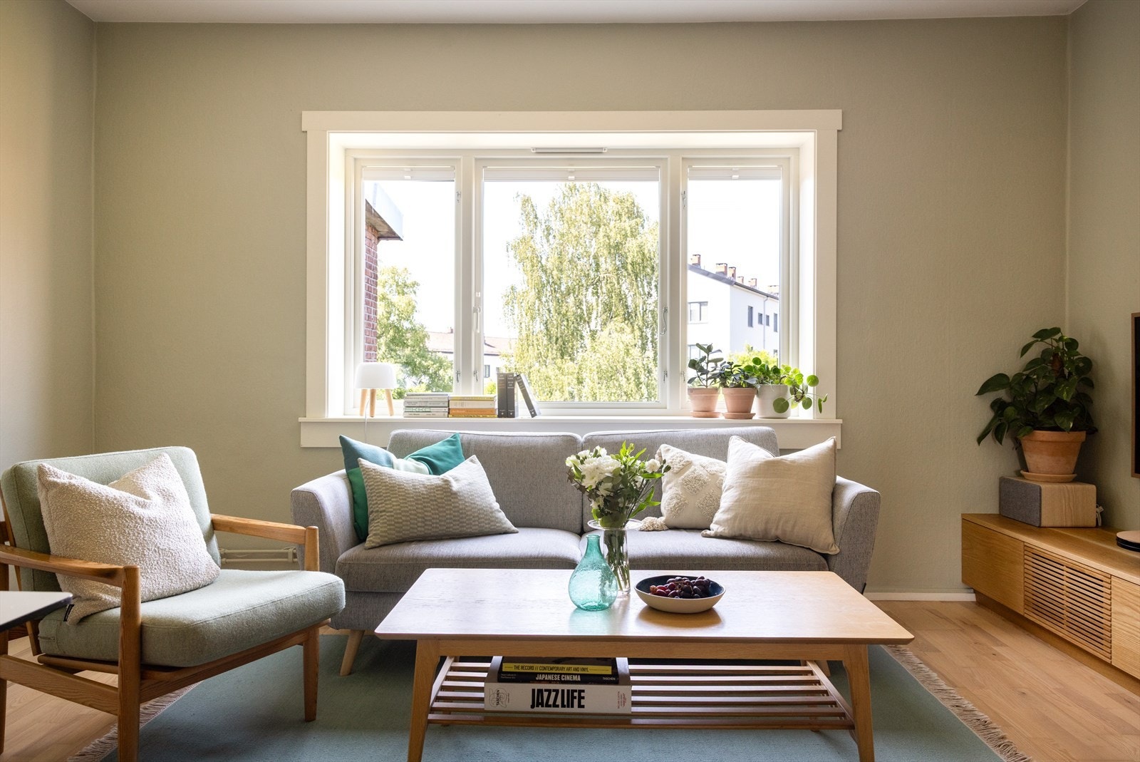 Planløsningen åpner opp for flere møbleringsmuligheter med god plass til sofagruppe, TV-møbler og spisebord med tilhørende stoler. Galleribilde