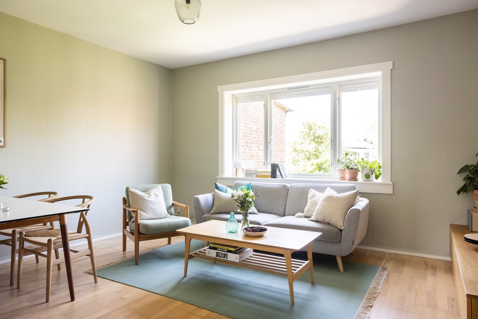 Stuen er lys og luftig med store vindusflater som sørger for rikelig innslipp av naturlig lys. Galleribilde