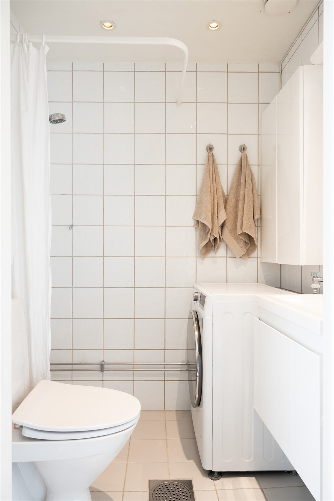 Pent, flislagt baderom med elektrisk gulvvarme. Galleribilde