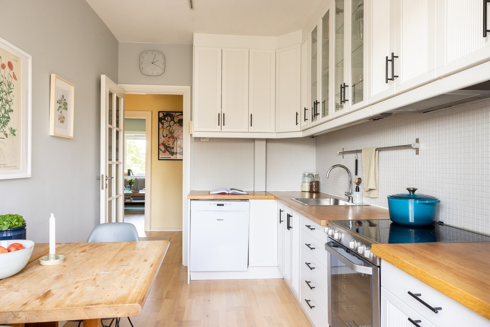 Kjøkkenet er tilpasset på en god måte med rikelig skap- og benkeplass. Galleribilde