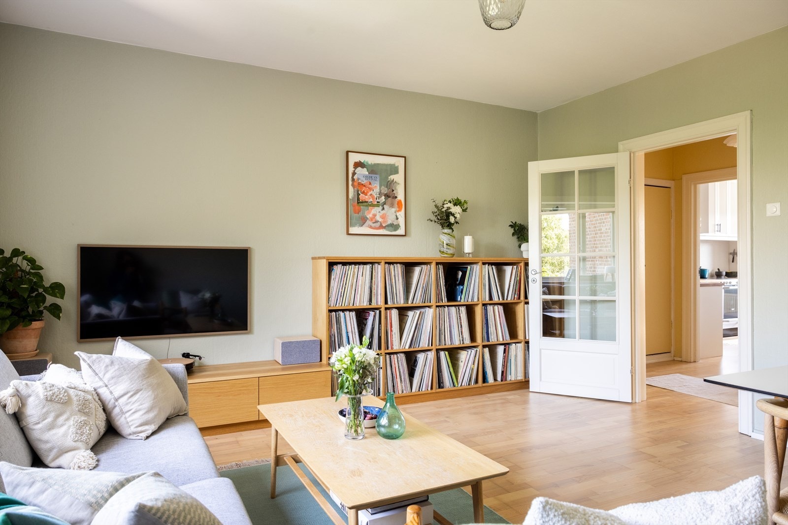 Gulvet er belagt med flott eikeparkett, og overflatene er malt i delikate og lyse fargetoner. Galleribilde