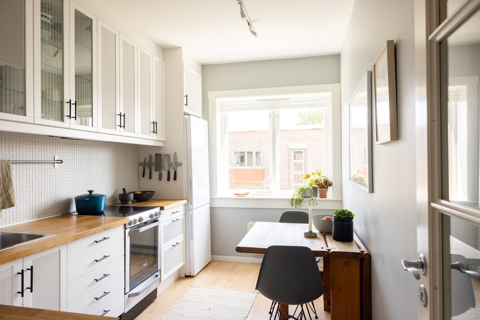 Pent kjøkken separat fra stue - perfekt for den kokkeglade! Galleribilde