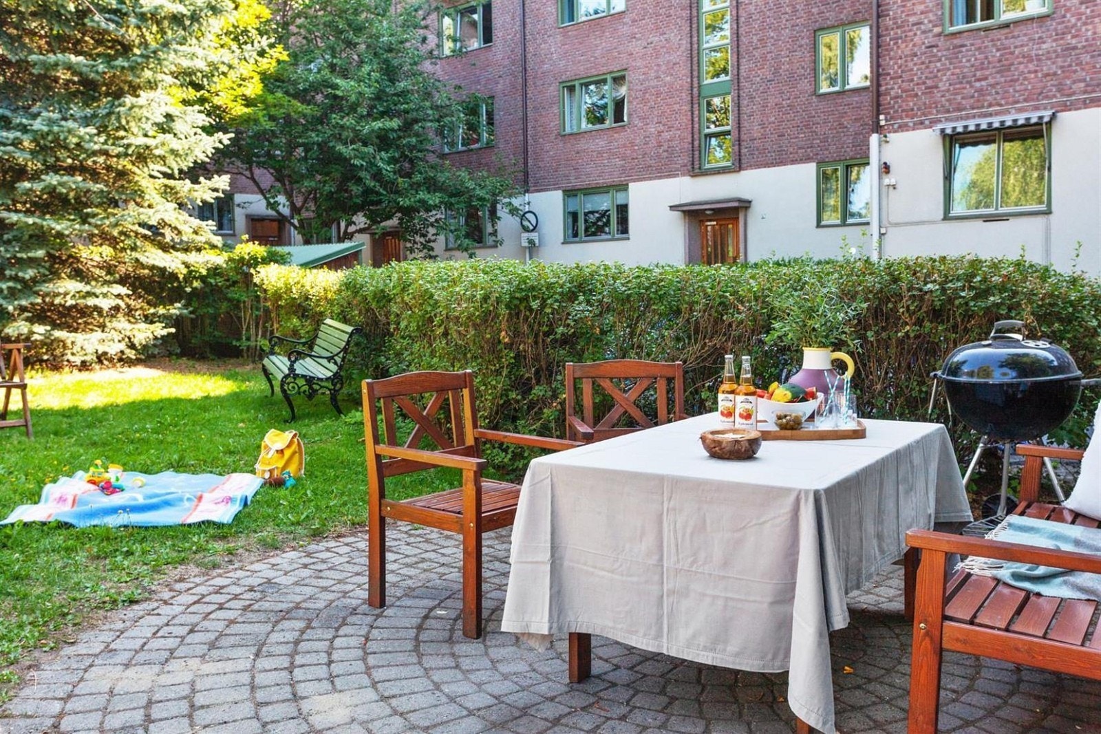 Borettslaget har en svært idyllisk bakgård - perfekt til grilling, lek og rolige stunder med en god bok. Galleribilde