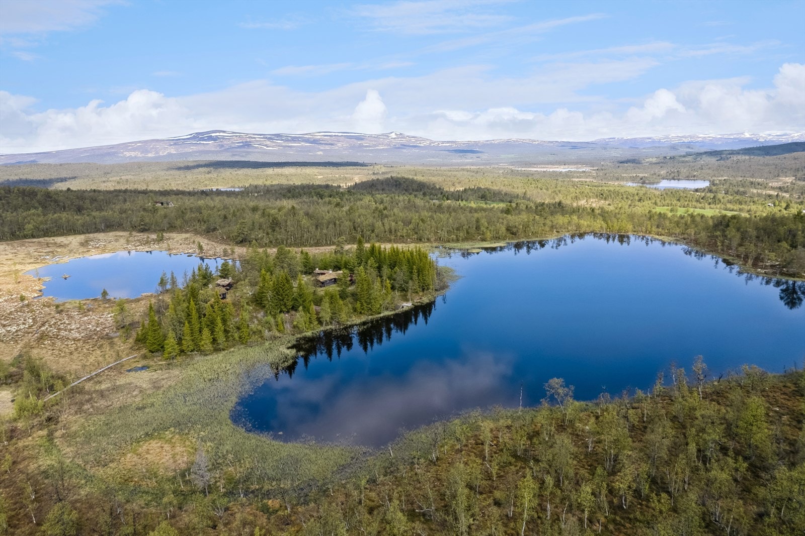 Eiendommen har en flott beliggenhet i feltet, omgitt av vannet Totjønnan på begge sider og med umiddelbar nærhet til vakker natur. Grunneier har fiskerett i vannet. Galleribilde