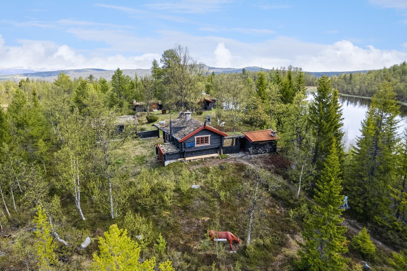Inne på fritidseiendommen finnes to hytter ( Valhall og Pærstu ), to anneks ( Smia og Bjørnsbu ) og et uthus. Galleribilde