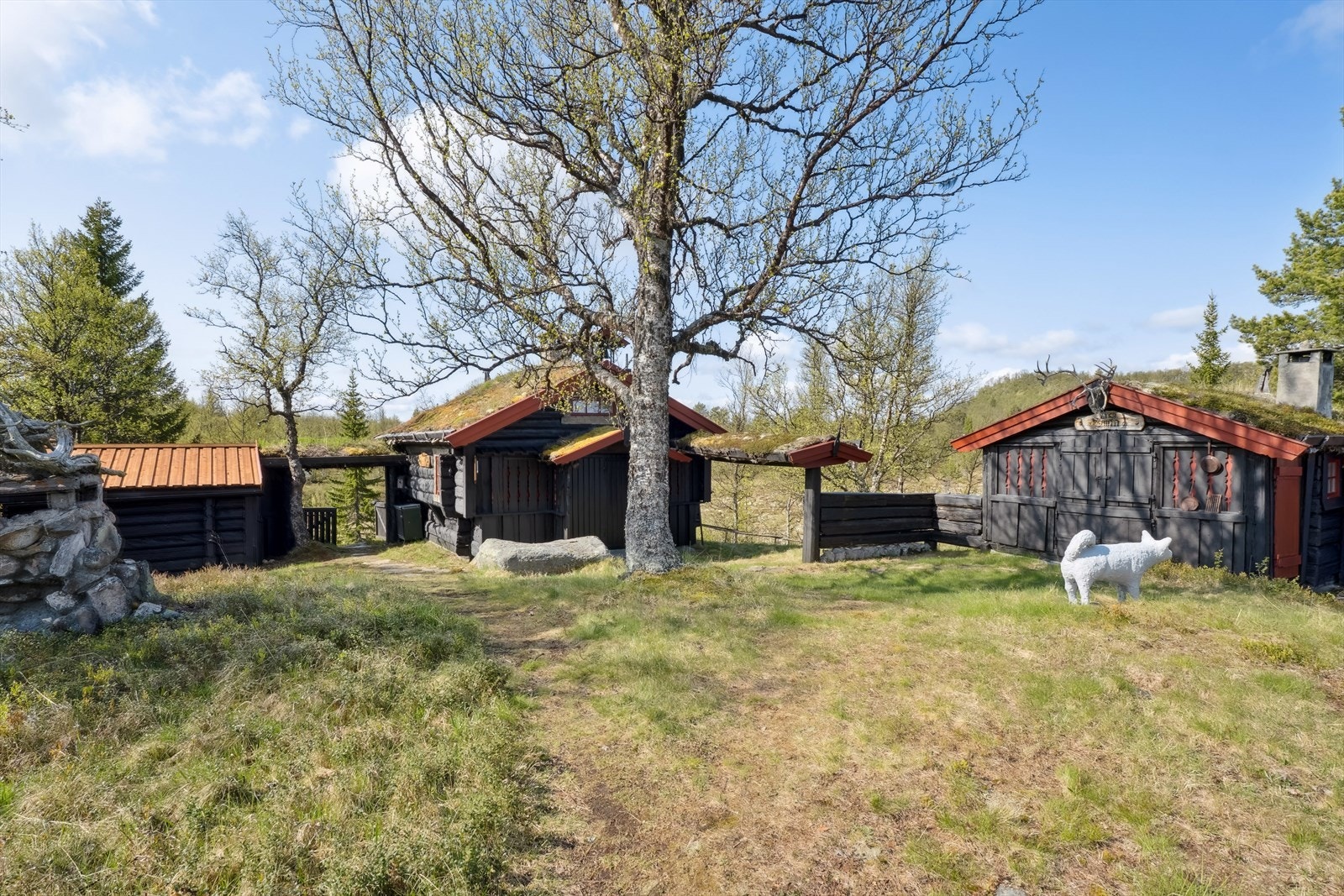 Hytta Valhall og annekset Smia utgjør tunet. Tømmerhytta ble bygget i 1965 og har ikke innlagt vann eller avløp. Galleribilde