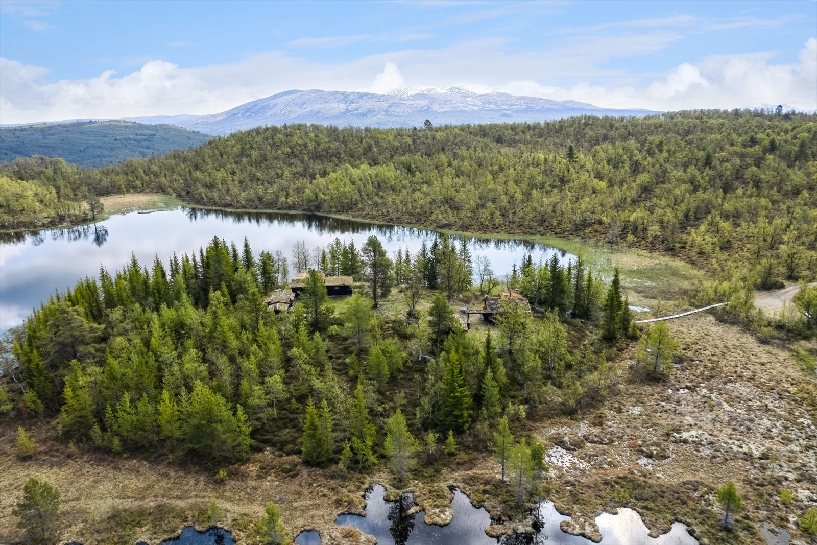 Eiendommen er på hele 6 600 m² . Om sommeren er det bilvei nesten helt frem, mens man på vinterstid må gå ca. 900 meter i fra skihytta. Galleribilde