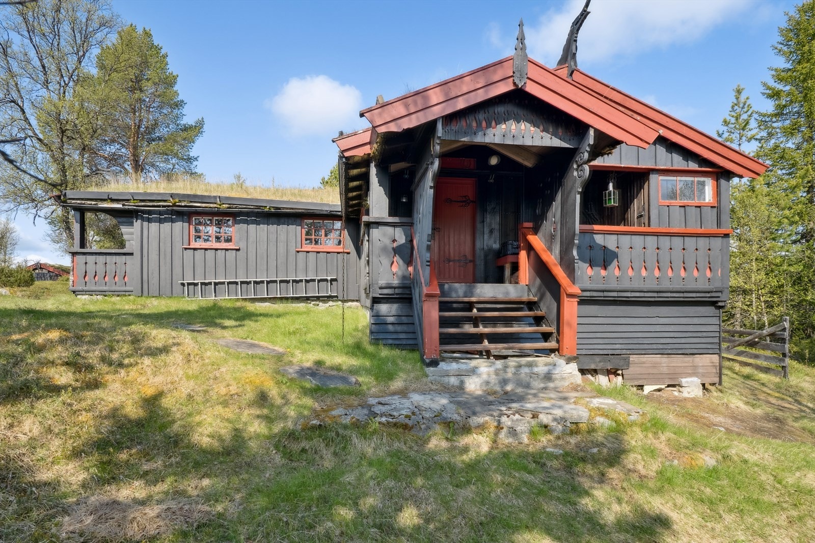 I 2023/2024 var det en taklekkasje som førte til skader i noe av tak og vegg i kjøkkendelen (gavl og mot soverom). Dette ble utbedret, og det ble satt inn 2 nye vinduer på gavlveggen, i følge takstmann. Galleribilde