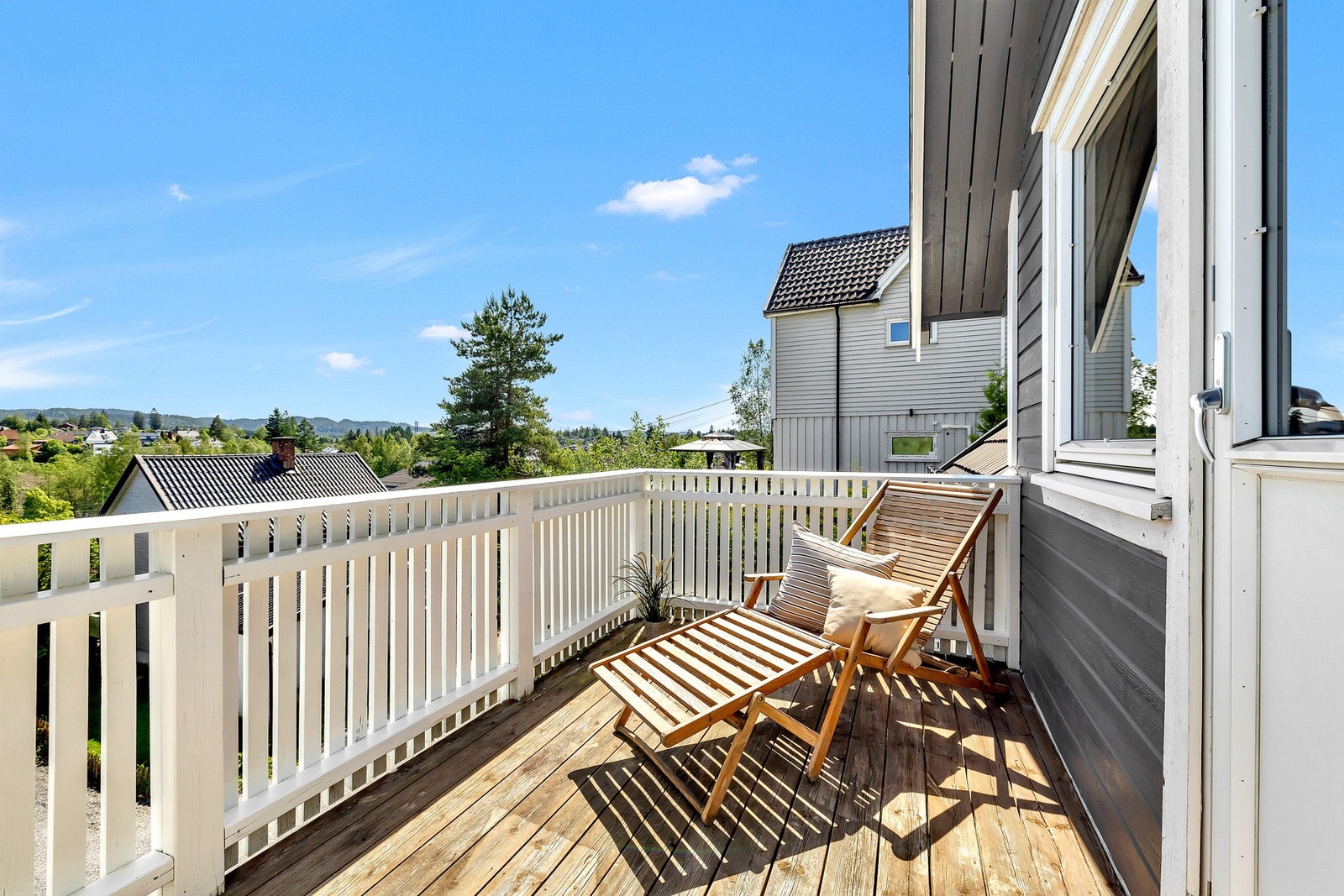 Veranden måler 6 kvm og skilter med nydelige sol-og utsiktforhold. Galleribilde