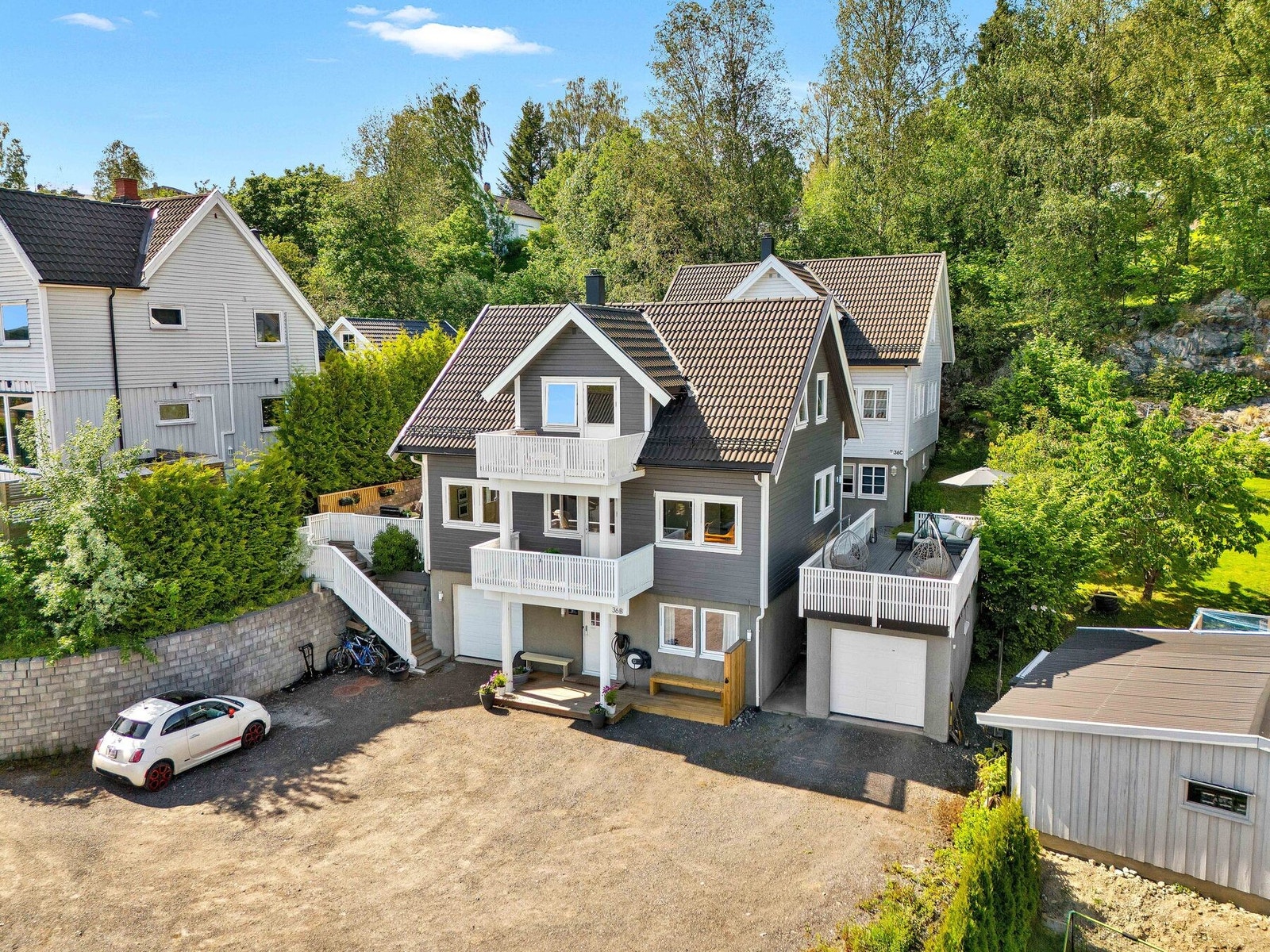 Over garasjen (den frittstående garasjen tilhører Grønliveien 36C) på høyre side er det også en herlig uteplass. Galleribilde