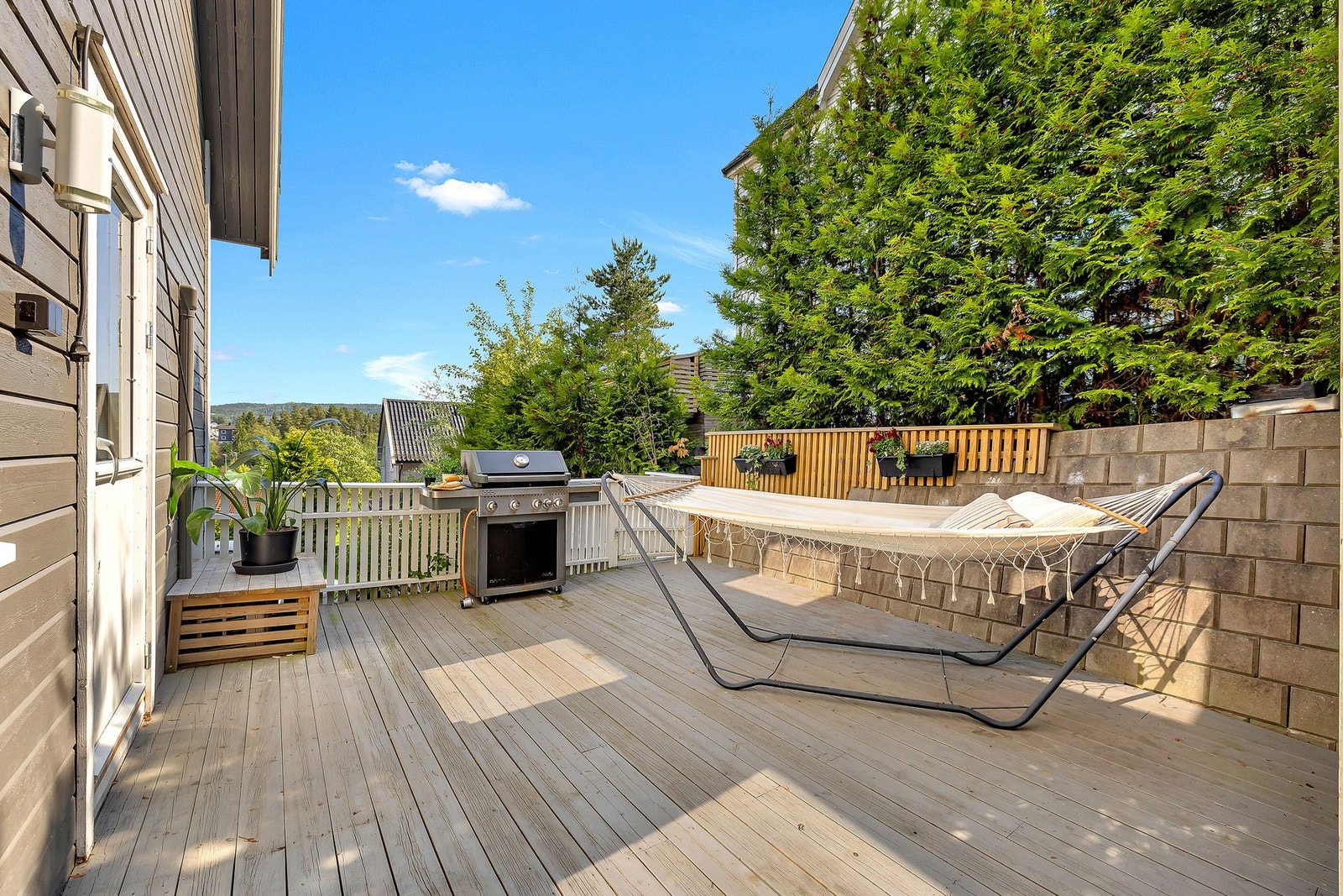 Terrassen på denne siden av boligen måler hele 41 kvm. Galleribilde