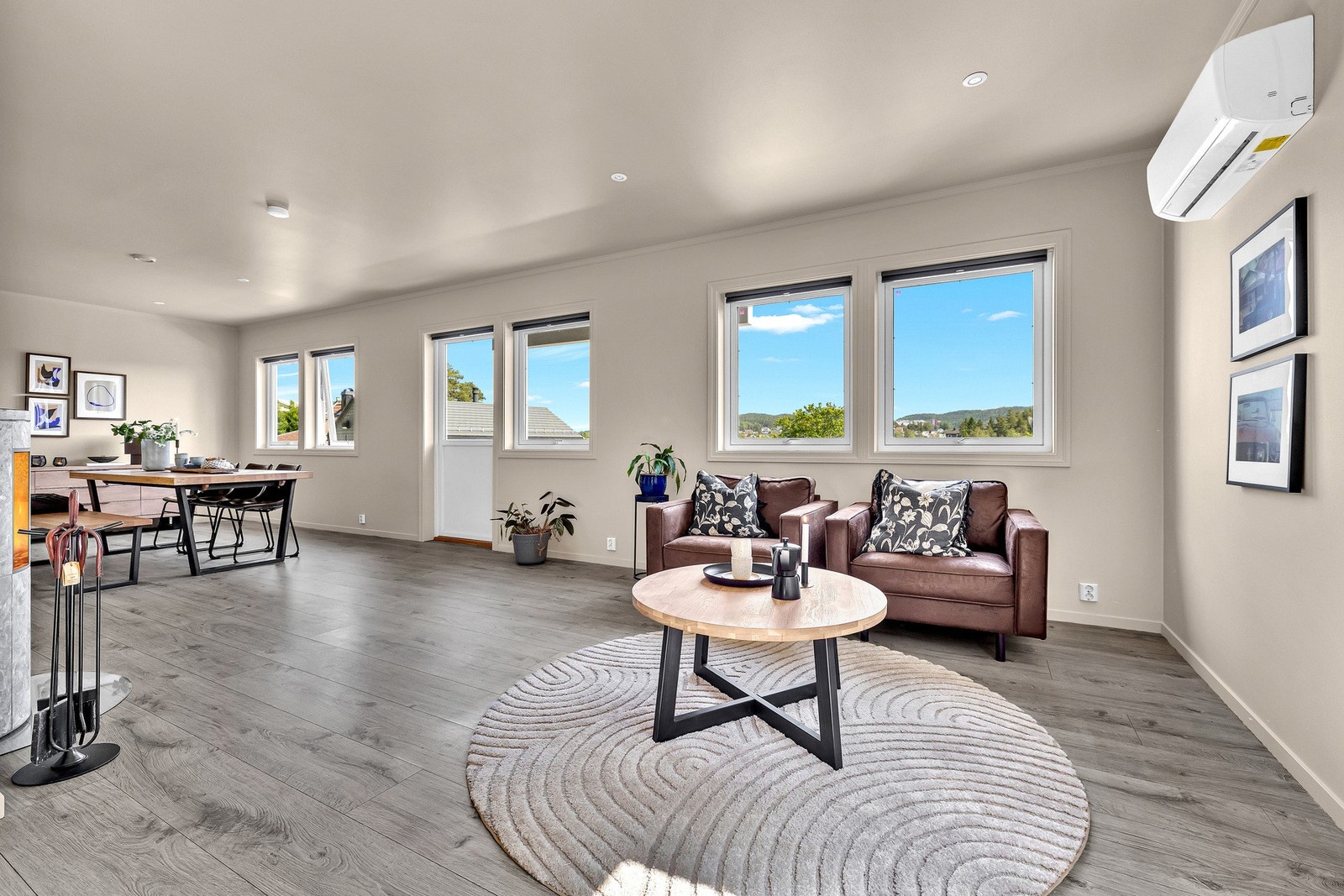 Stuen er både svært romslig og lys. Dette er absolutt det foretrukne oppholdsrommet. Galleribilde