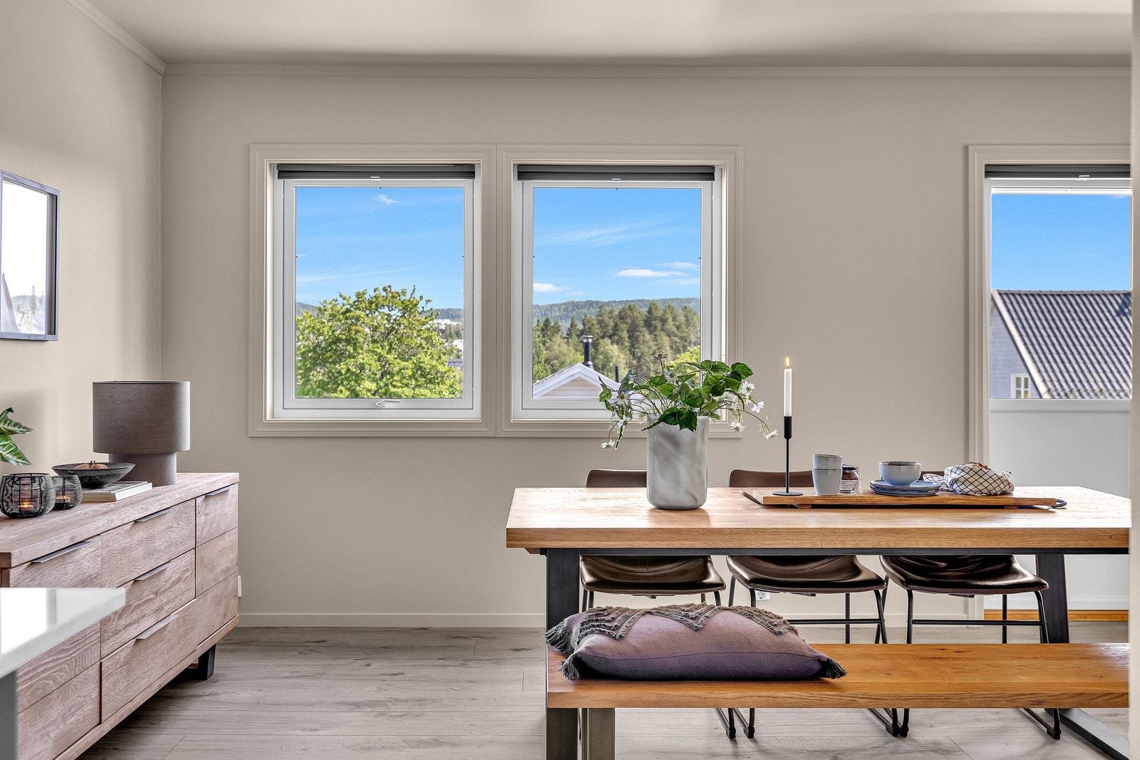 Stuen har store vindusflater i to himmelretninger, som gir et nydelig lys. Galleribilde