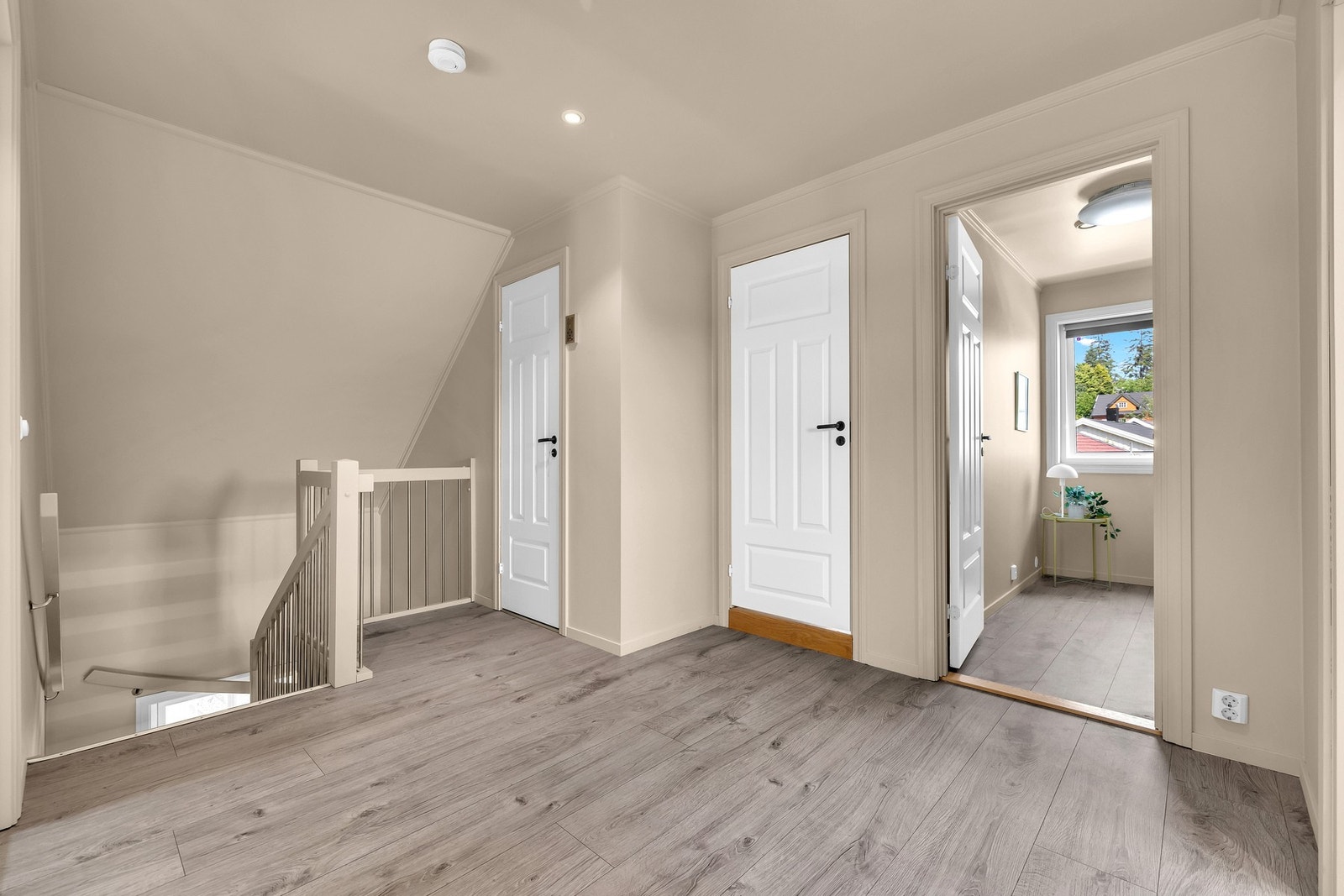 Selve gangen (tidligere stue) oppleves åpen. Legg merke til at vegg- og himlingsflater også er nymalt i en tidsriktig fargetone. Dette gjelder hele huset. Galleribilde