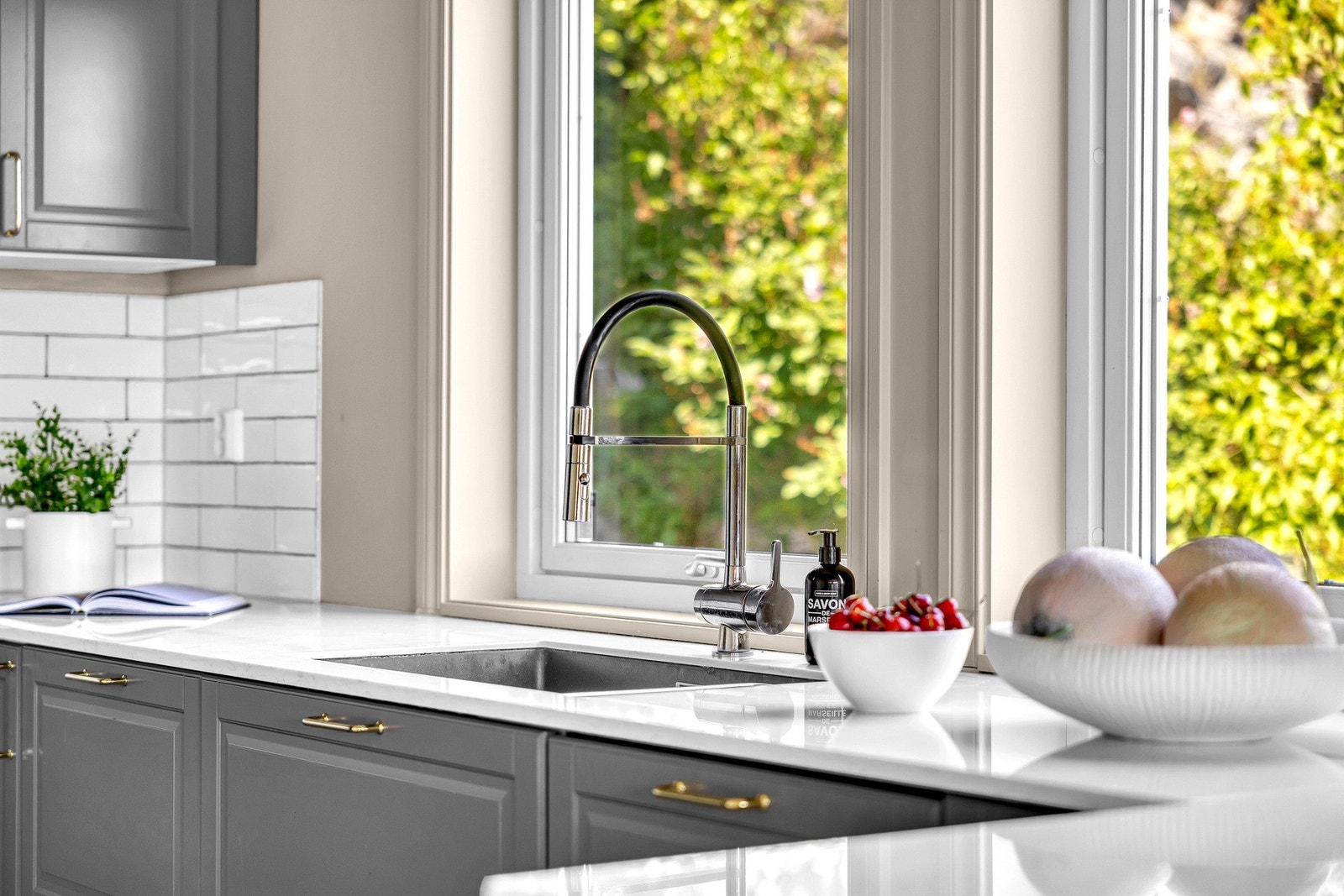 Kjøkkenet byr på rikelig med skap- og benkeplass. Skjønt utsyn fra vindsflatene er det også. Galleribilde