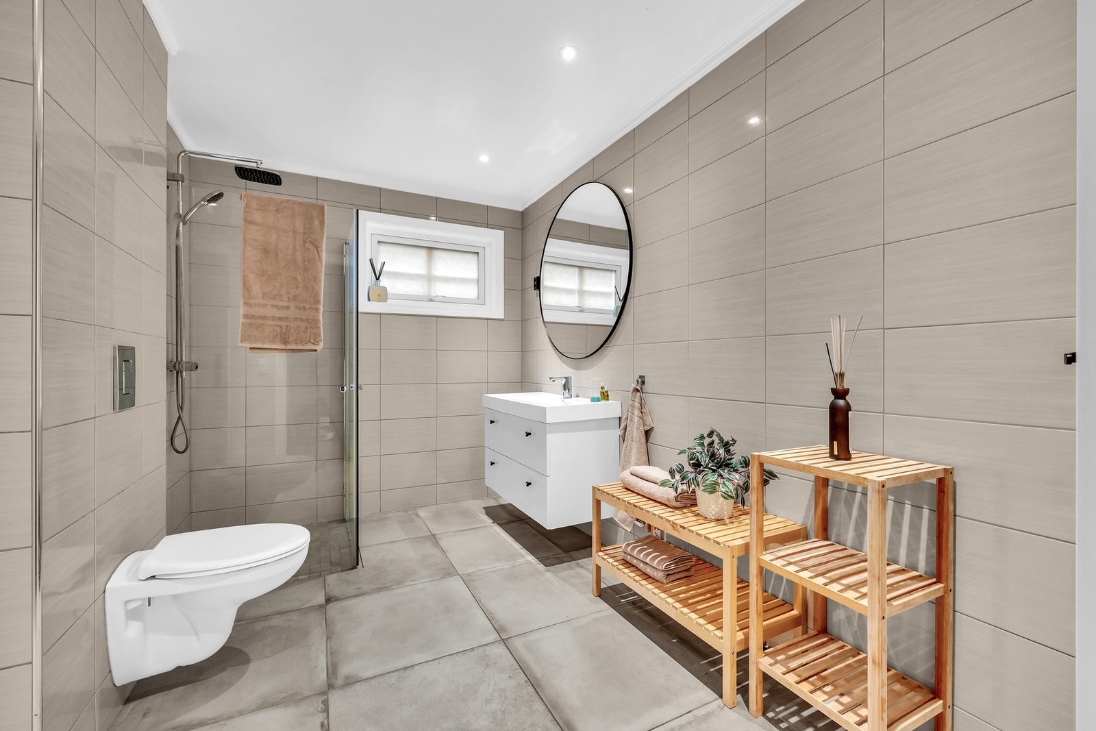 Flott baderom (også enkelte oppgraderinger i 2020) som ligger vis-a-vis med hovedsoverommet. Galleribilde