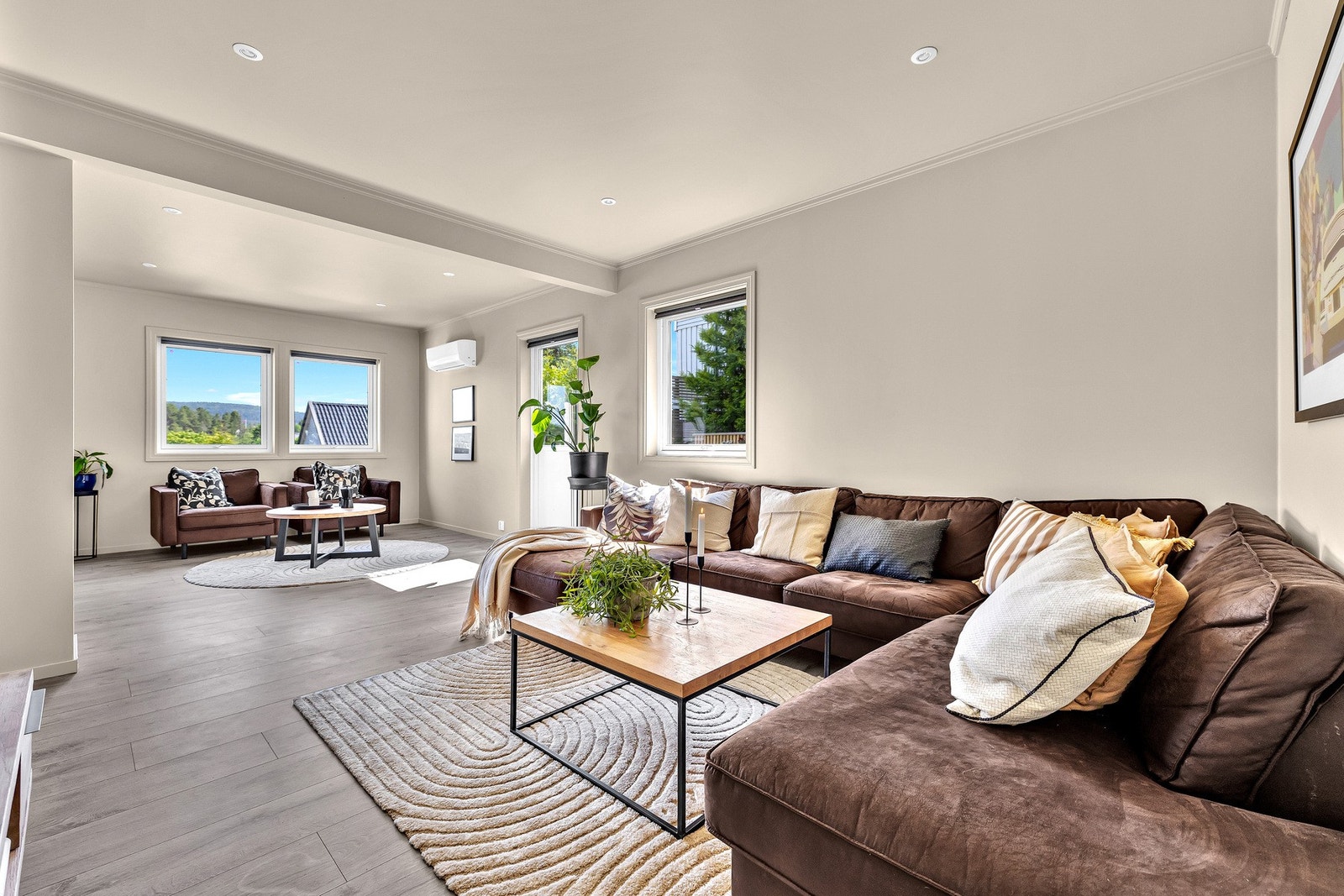 Fra stuen er det utgang til en meget romslig terrasse. Galleribilde