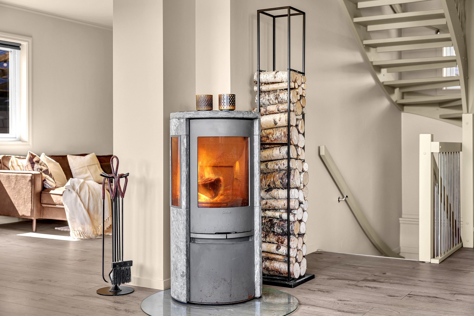 Her finner vi også en lekker peis fra 2021. Denne kommer til sin rett i vinterhalvåret, og varmer like godt som den er fin å se på. Galleribilde