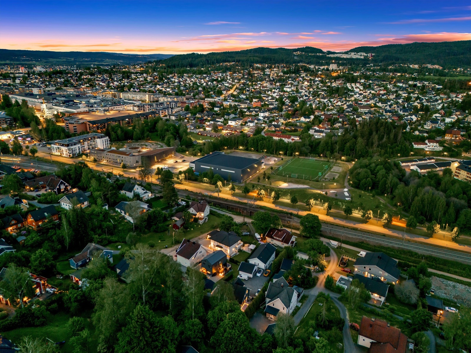 Boligen har ellers nærhet til skoler, barnehager, offentlig
kommunikasjon, flotte rekreasjonsområder og et rikt utvalg av fasiliteter og servicetilbud. Velkommen! Galleribilde