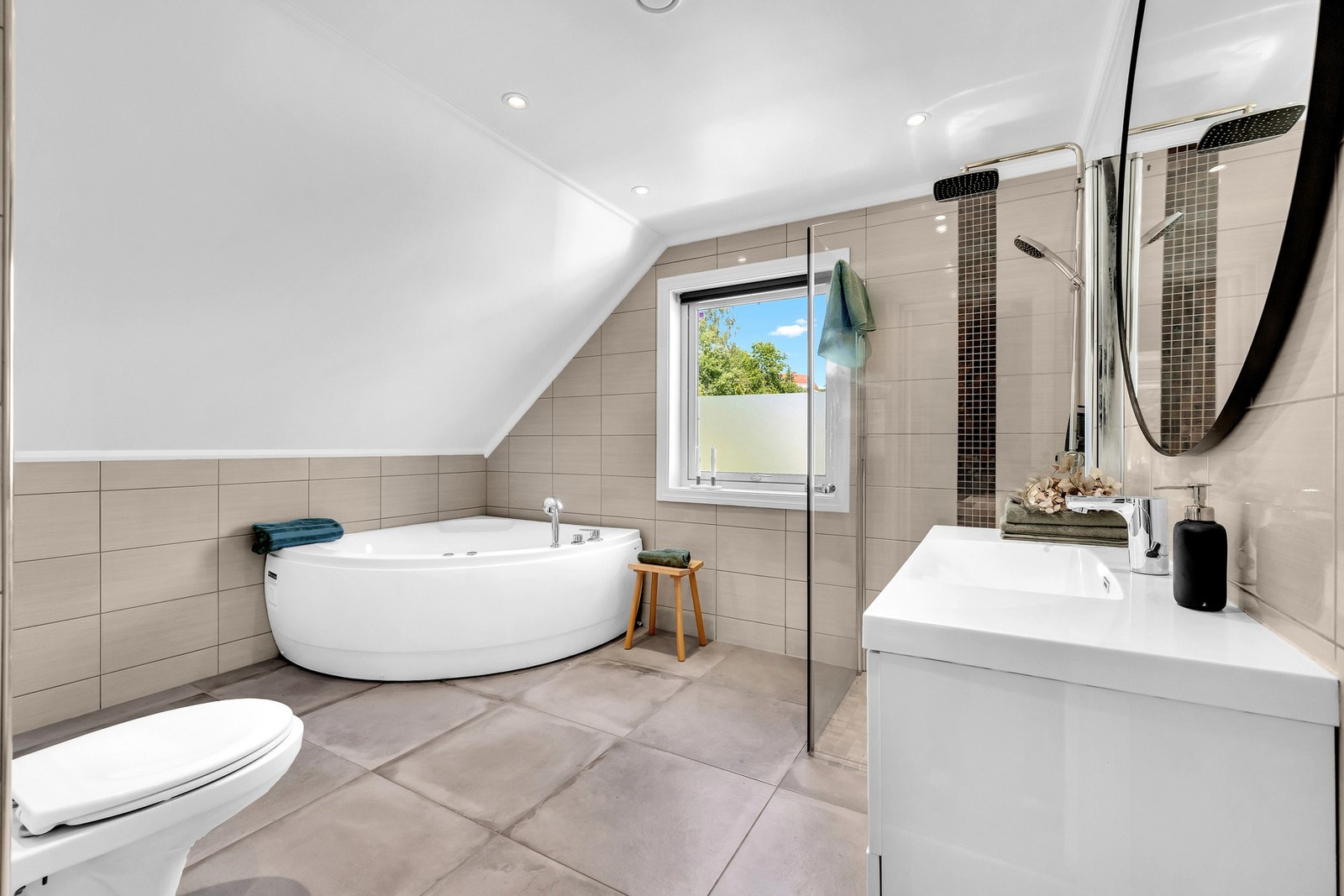 Romslig og delikat baderom med enkelte oppgraderinger i 2020. Det er varme i gulv og downlights i himling. Galleribilde