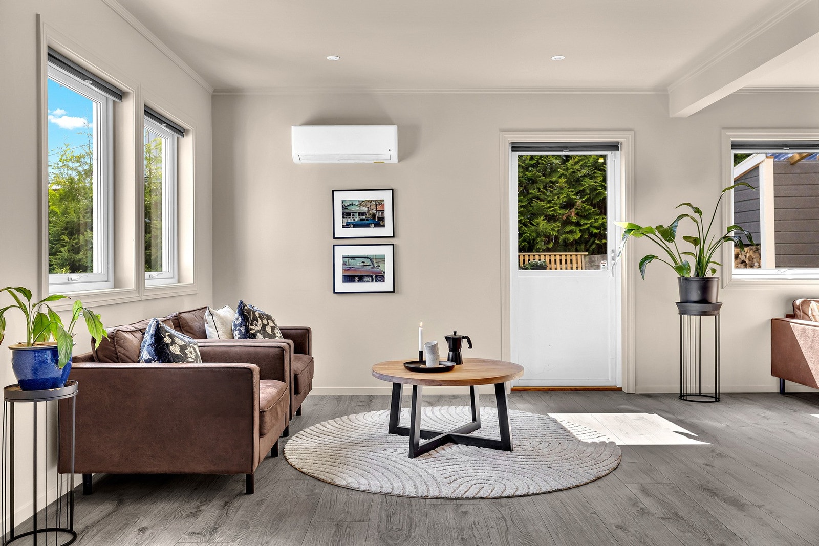 Stuen kan møbleres inn i flere soner. Her er det også en varmepumpe (installert i 2020) som bidrar til et behagelig inneklima. Galleribilde