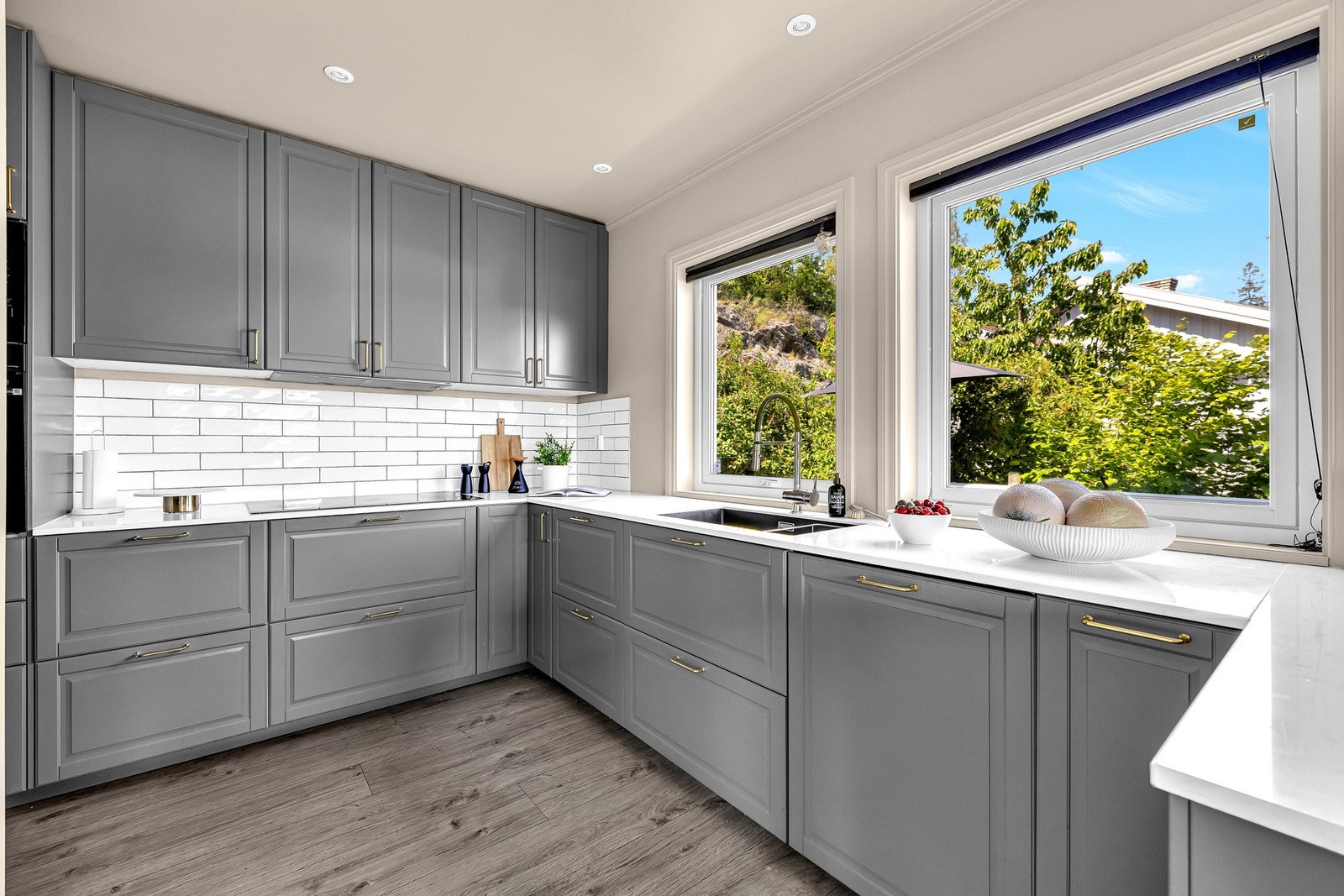 Lekkert kjøkken med innredning fra 2020. Kjøkkenet er påkostet med med slette fronter og benkeplate av kompositt. Galleribilde