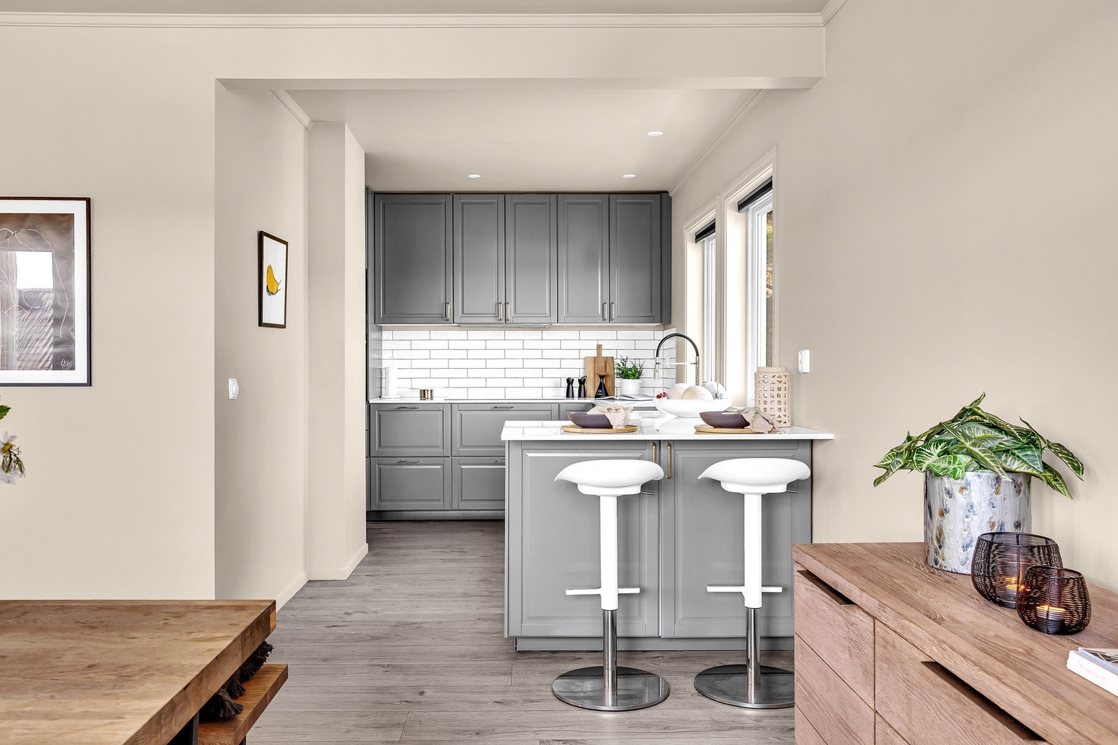 Spisesonen ligger i tilknytning til kjøkkenet. Perfekt for sosiale sammenkomster. Galleribilde