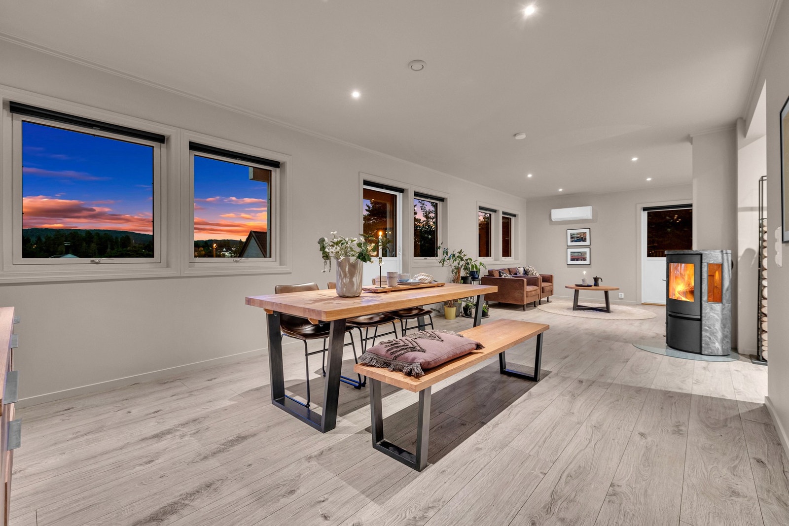 Tilbake i stuen/spisesonen. Det er ustrakt bruk av downlights. Galleribilde