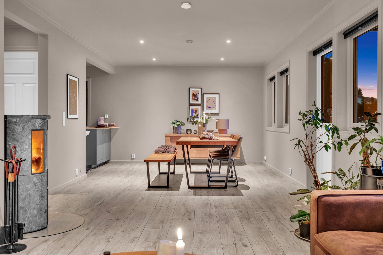 Gulvene er belagt med slitesterk laminat, perfekt for deg som tenker å flytte inn med barn eller kjæledyr. Veggflater samt himlingsflater er nymalte og holder en tidsriktig stil. Galleribilde