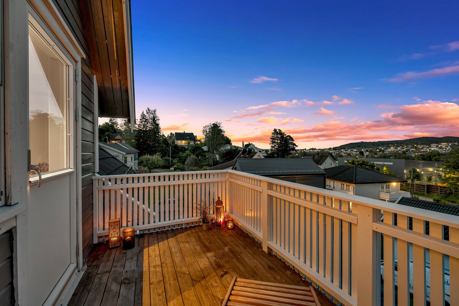 Dette er en nydelig enebolig som blant annet byr på herlige uteområder i to terrasser og to balkonger, fem soverom, og en super planløsning. Denne bør sees! Galleribilde