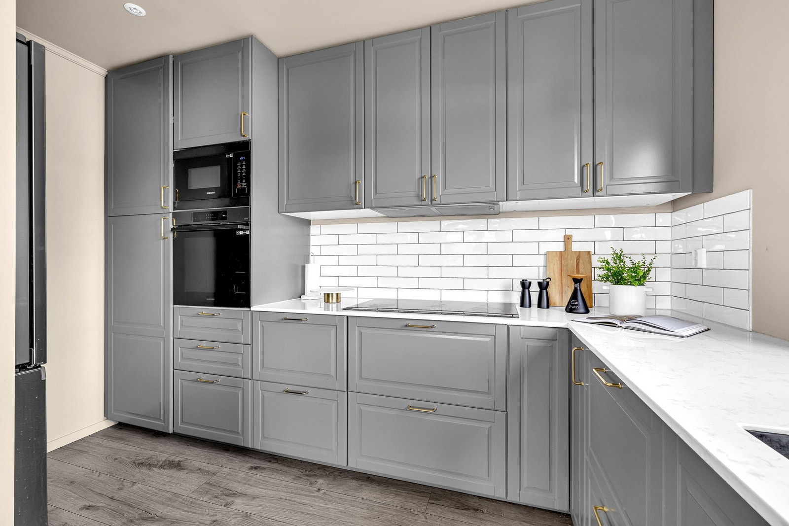 Av integrerte hvitevarer finner du her oppvaskmaskin, komfyr og micro i høyskap, samt nedfelt induksjonstopp. Galleribilde