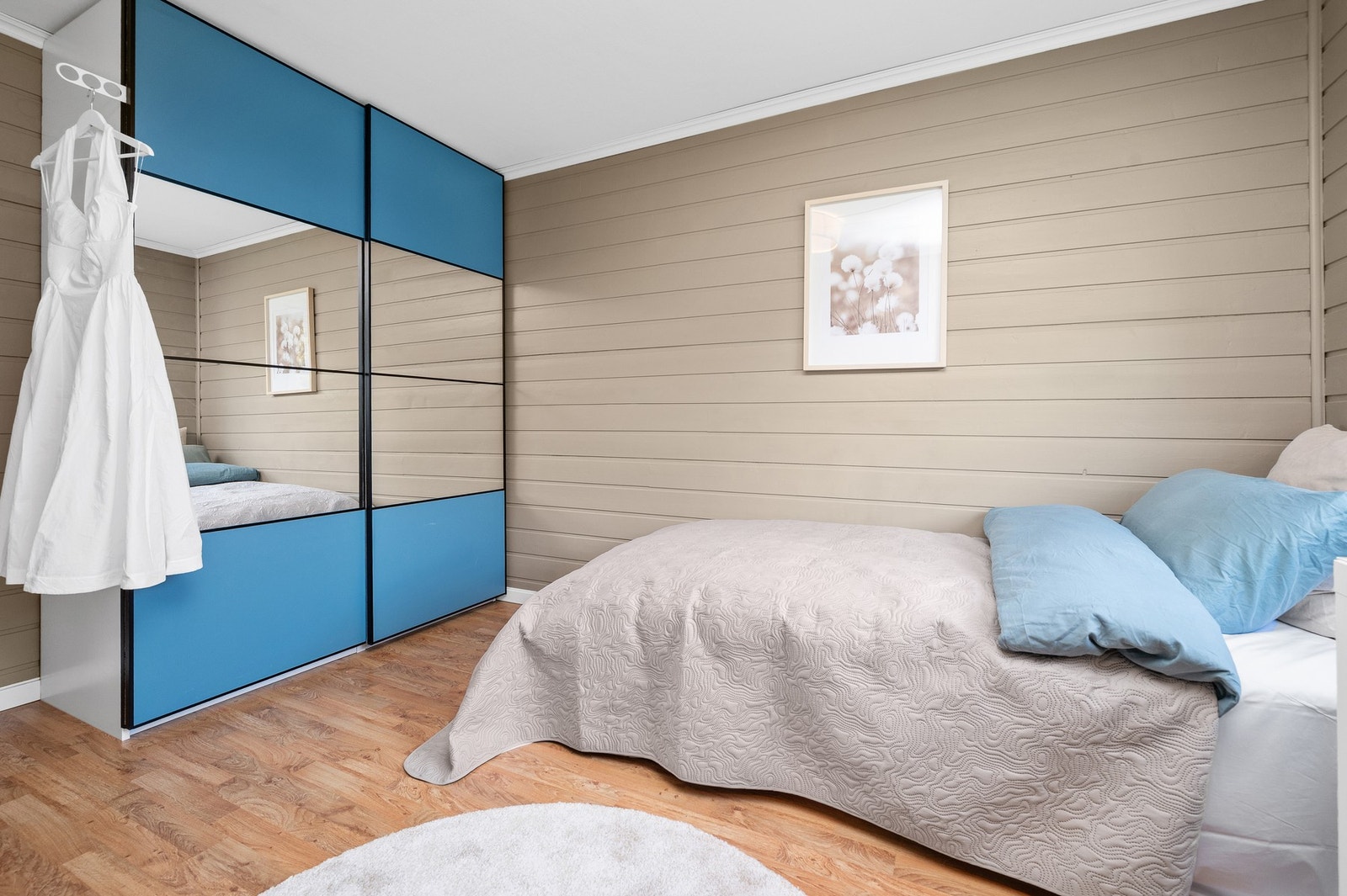 God plass til klesoppbevaring i en stor garderobe. Galleribilde