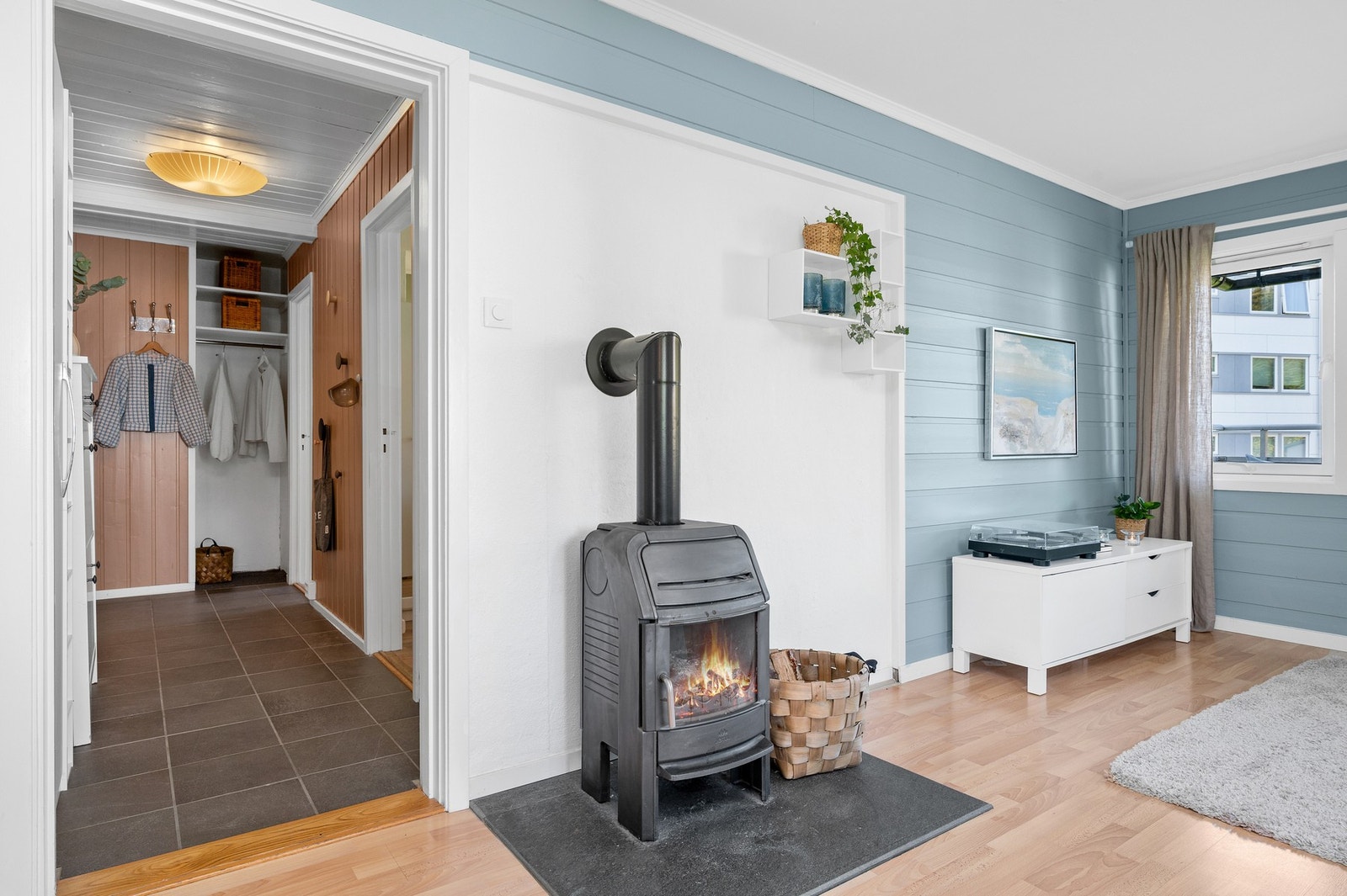 Lun vedovn som ble utbedret i 2024. Med beliggenhet i 2. etasje "får" du også varme fra leilighetene over og under. Galleribilde