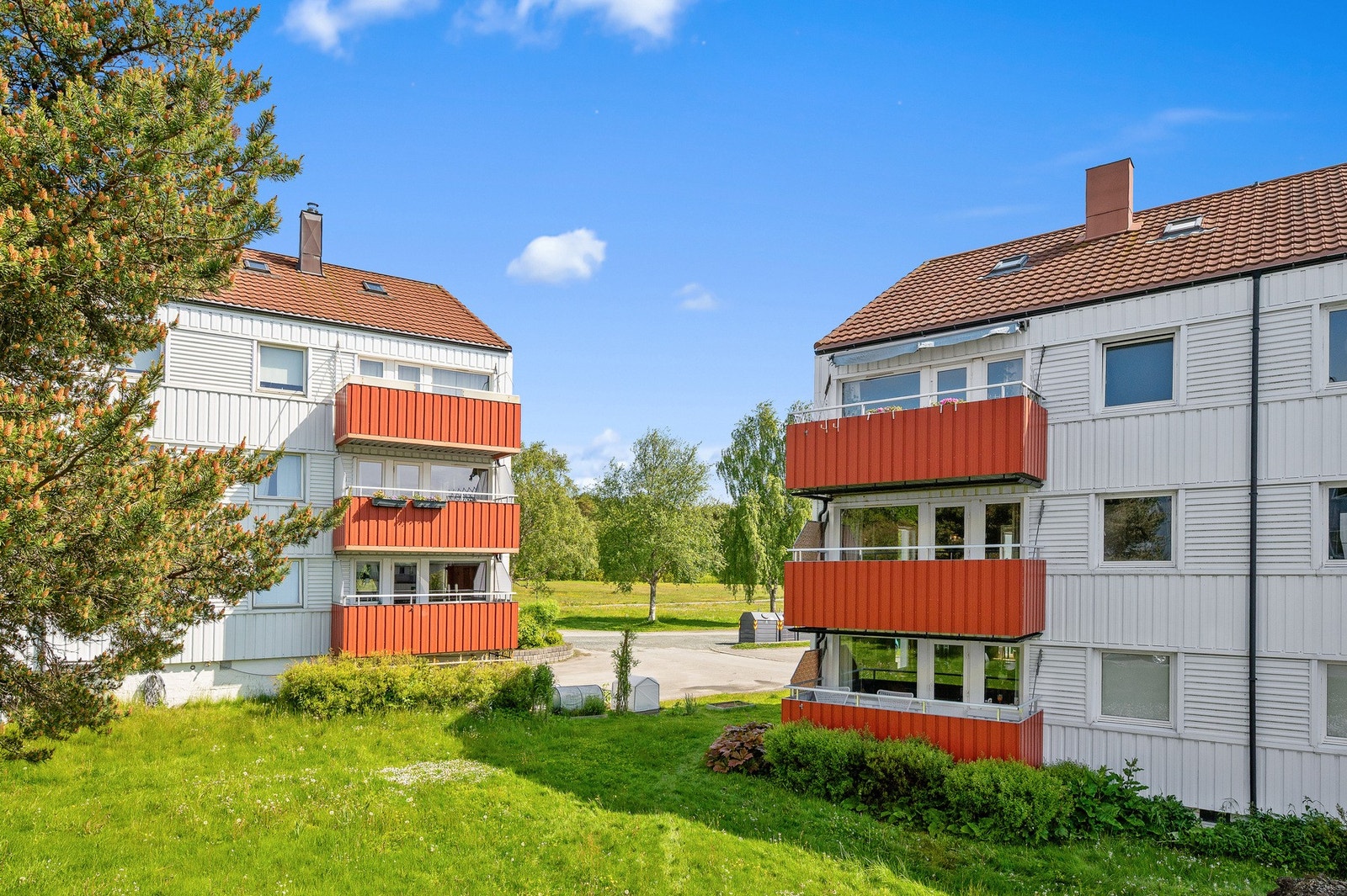 Aksjelaget har svært pent opparbeidede og hyggelige utearealer. Det er mulighet for å bidra med blomster og grønnsakshage selv. Galleribilde