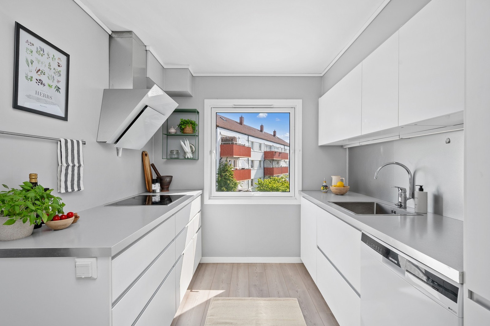 God både skap- og benkeplass og fint utsyn mot borettslagets fellesareal. Galleribilde