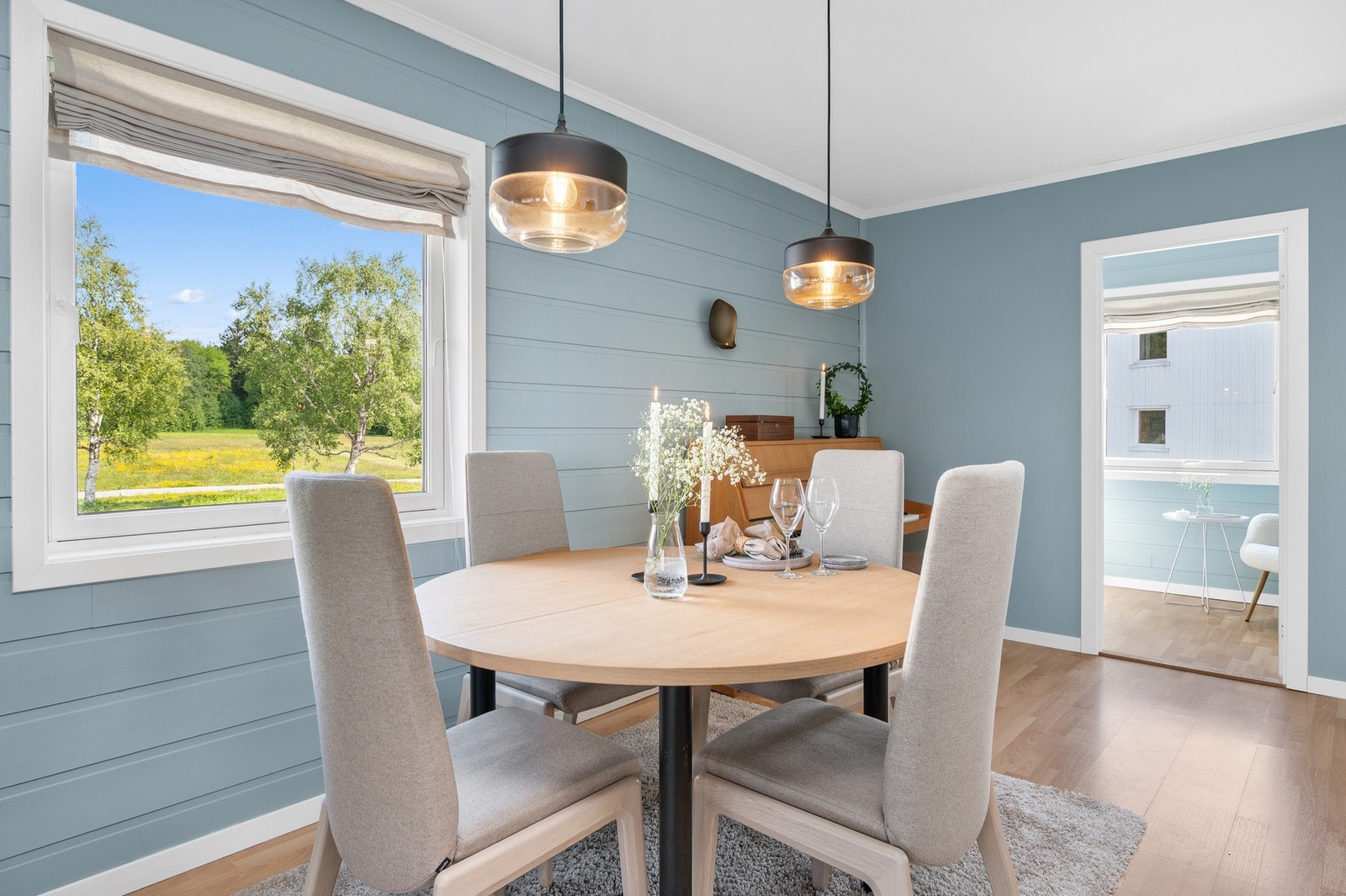 Leiligheten vender inn mot borettslagets grøntareal, og har både frodig utsyn og lite støy fra bilvei. Galleribilde