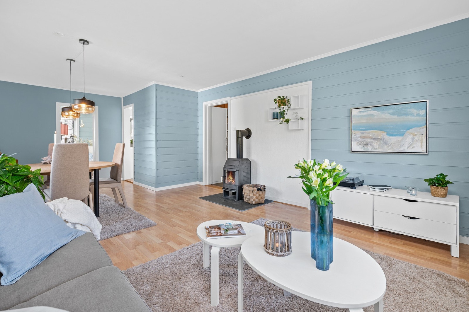 Felleskostnader inkluderer bla. TV-pakke, internett og vedlikehold som brøyting og gressklipping. Galleribilde