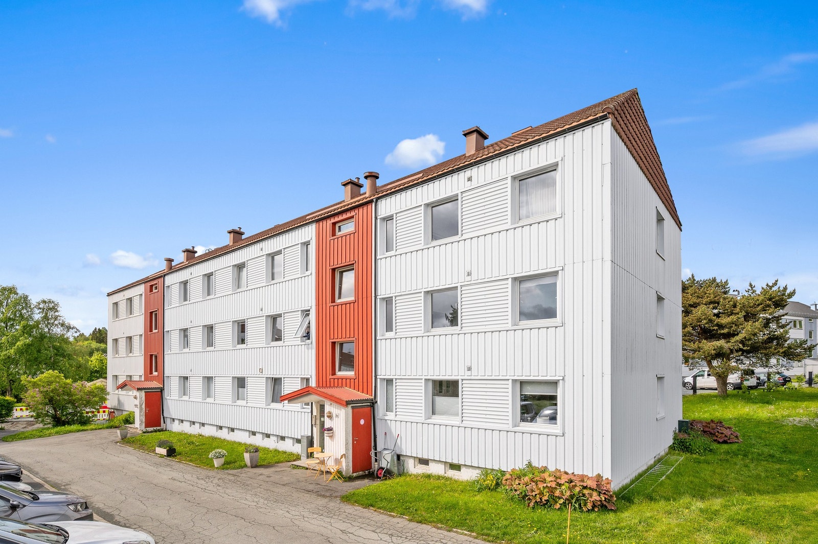 I blokka er det god spredning i alder og selger beskriver naboene som svært trivelige. Det er også et godt og sosialt samhold med sommerfest og felles grilling. Galleribilde