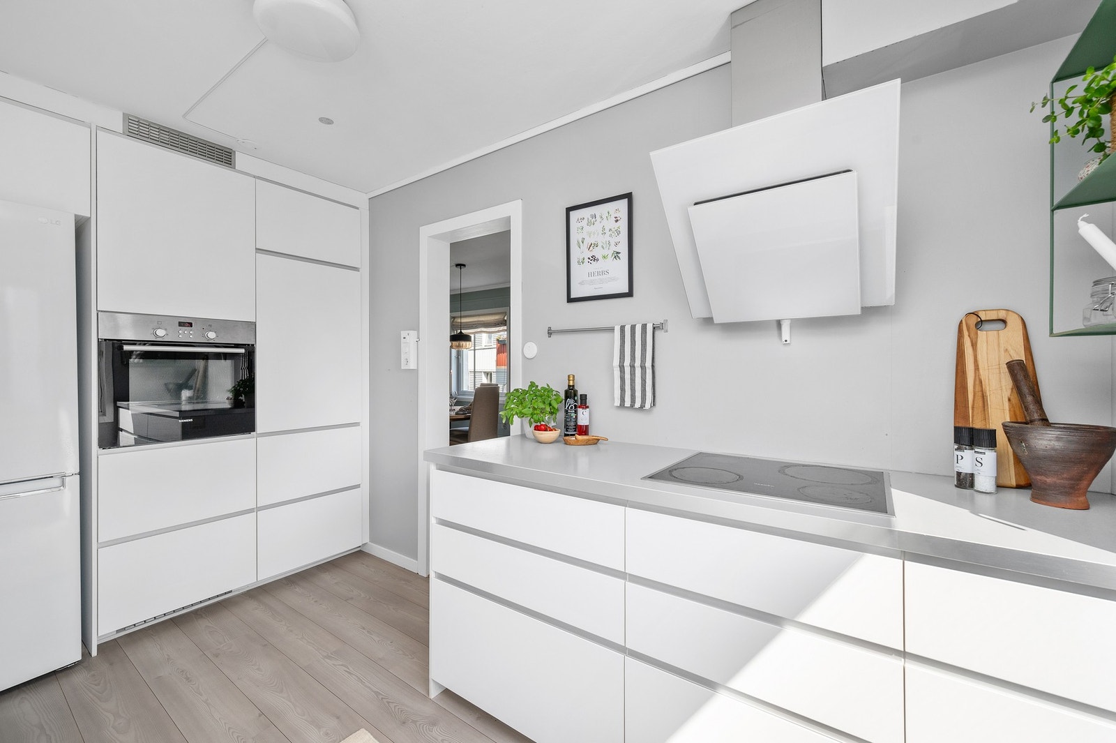 Lyst og moderne kjøkken med høy standard. Galleribilde