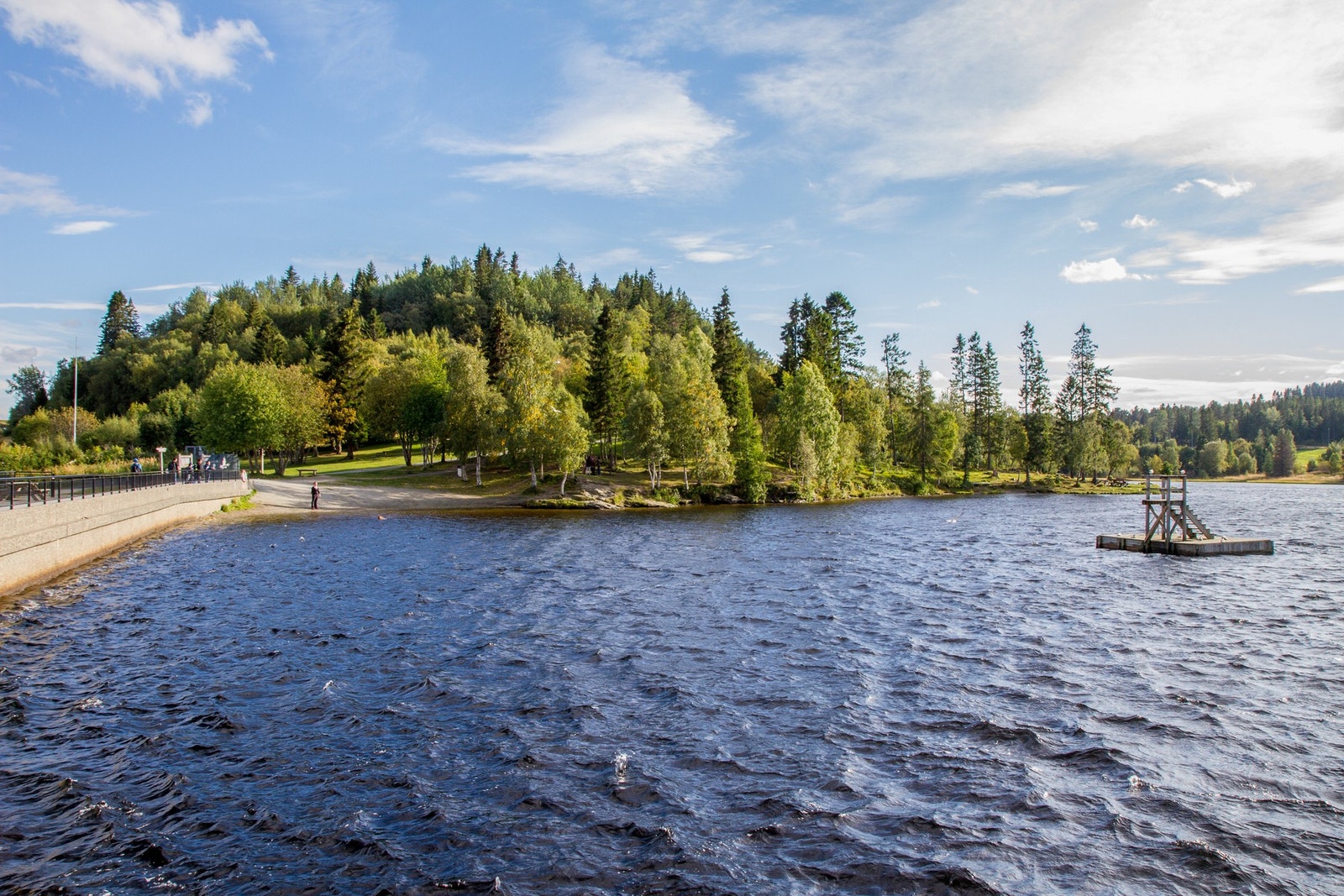 Sverresborg ligger i foten av Bymarka med utallige tur- og bademuligheter og fire serveringshytter. På vinteren kan du ta skia i hånda og gå tre minutter bort til skiløypa ved Byåsen butikksenter! Galleribilde