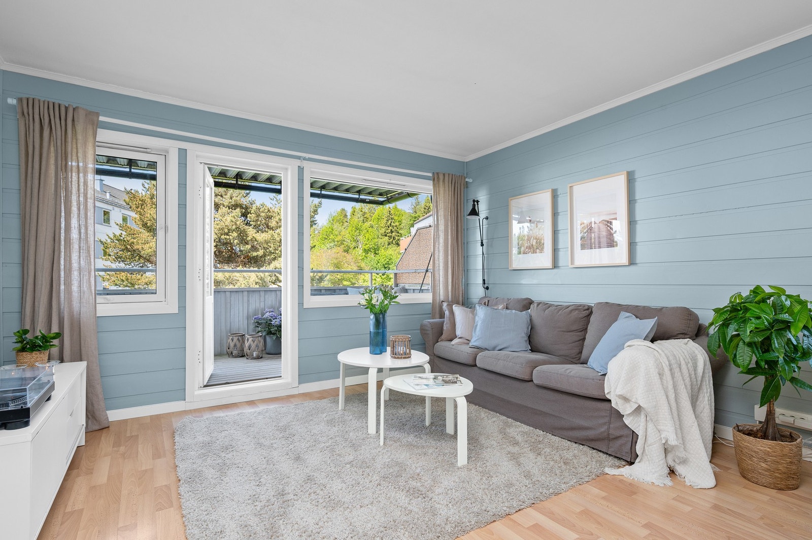 Med endebeliggenhet er det vinduer på flere sider av rommet og godt med gjennomlys. Galleribilde